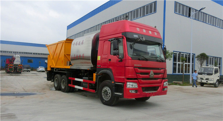 重汽后八輪同步碎石封層車