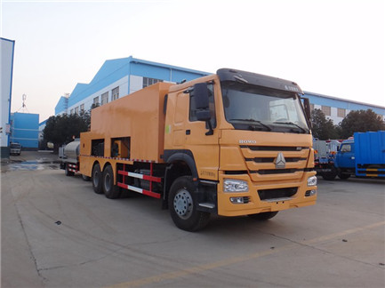 重汽后八輪稀漿封層車(chē)
