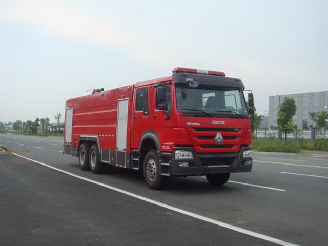 重汽后八輪泡沫消防車