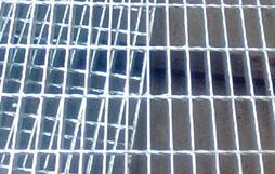 輕便、高強(qiáng)、免維護(hù)的插接鋼格板