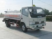 油罐車(chē)生產(chǎn)廠家廈工楚勝《湖北》專汽直銷(xiāo)—風(fēng)大金霸油罐車(chē)加油車(chē)