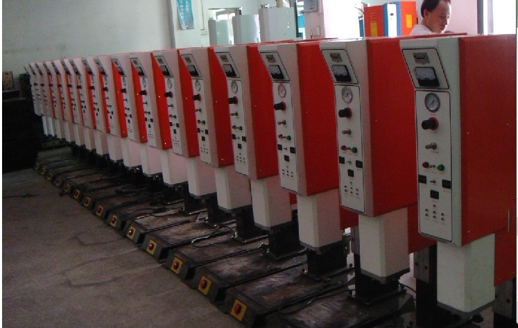 廠家直銷超聲波焊接機(jī)，廣東超聲波塑料焊接機(jī)