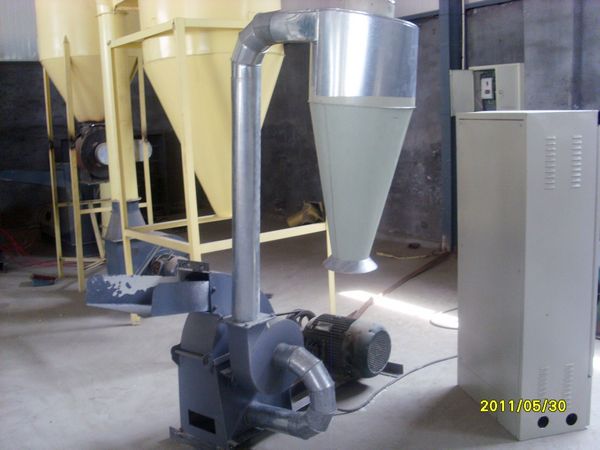 山東粉碎機(jī)廠家，雙鶴錘片粉碎機(jī)