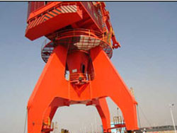 華能高空專業(yè)碼頭吊機(jī)防腐、龍門吊防腐、門機(jī)防腐
