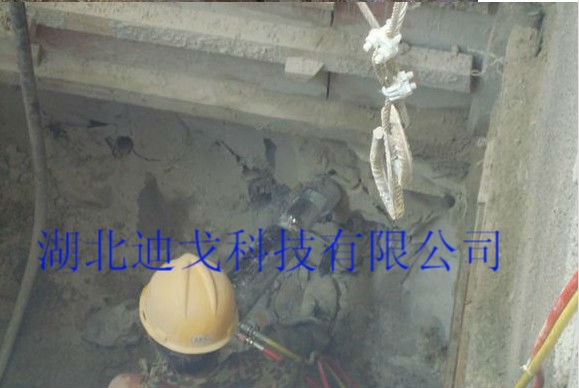東北頂管基坑遇到巖石不準(zhǔn)放炮時最佳安全高效率開挖設(shè)備，液壓靜爆機
