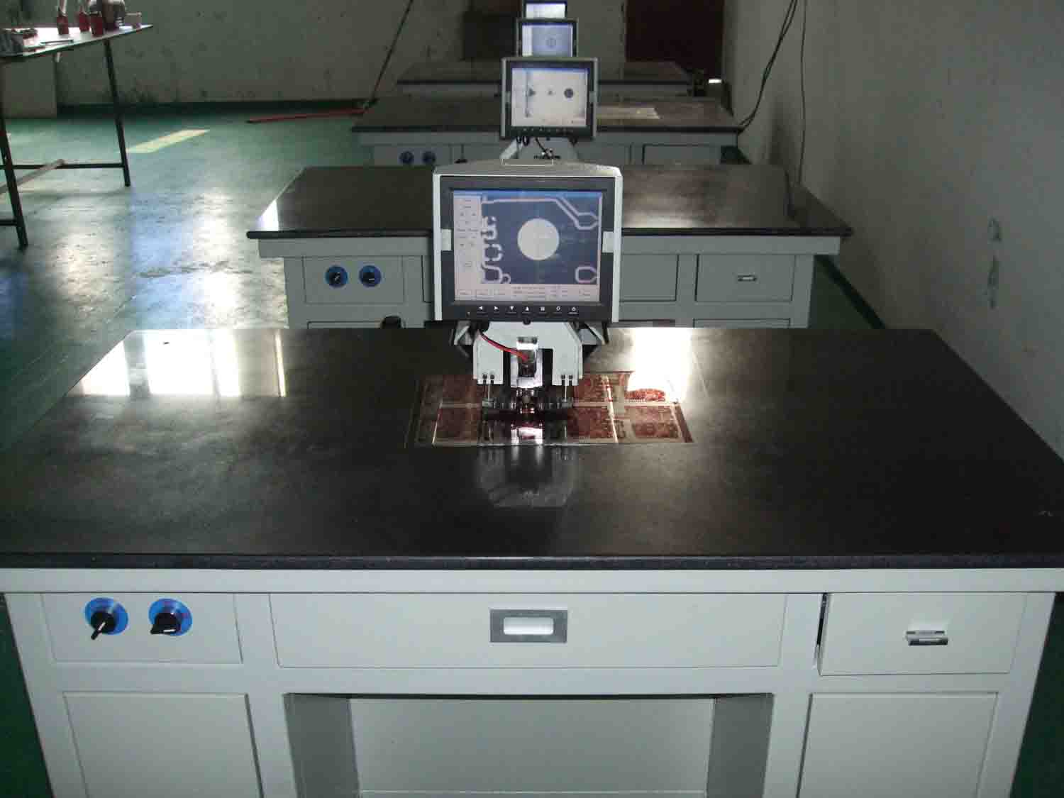 河北滄州電子薄膜開關(guān)自動打孔機，尼圣爾生產(chǎn)