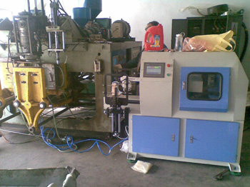 能夠與老舊機型完美配型的全自動模內(nèi)貼標機