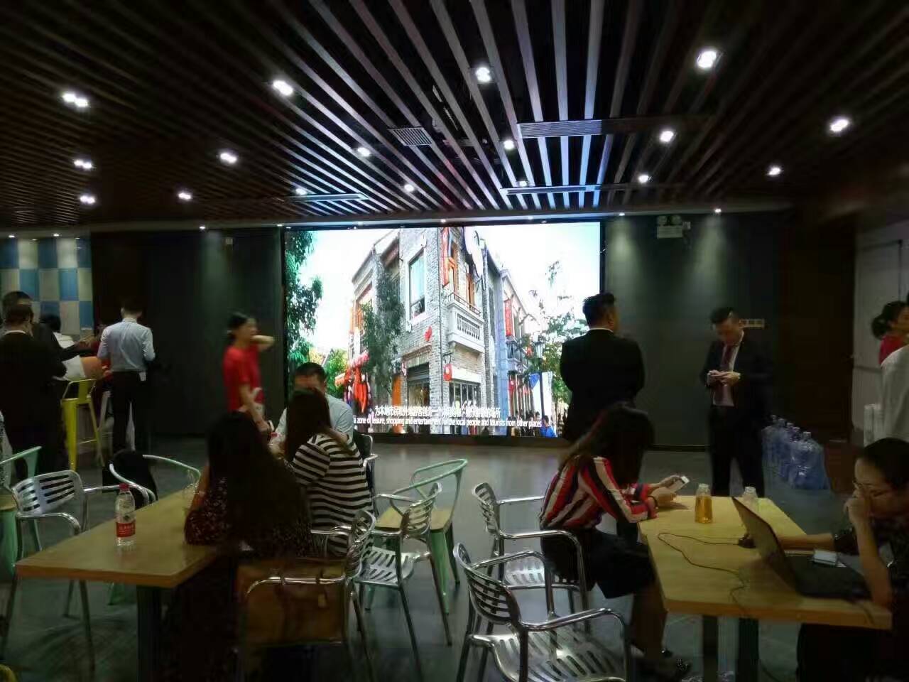學(xué)校P4LED大屏價格