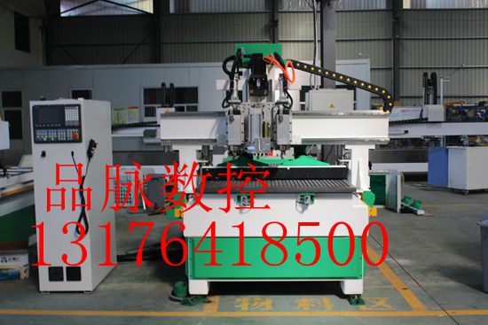 眉山品脈數(shù)控板式家具開料機(jī)    定制家具數(shù)控開料機(jī)設(shè)備那家好