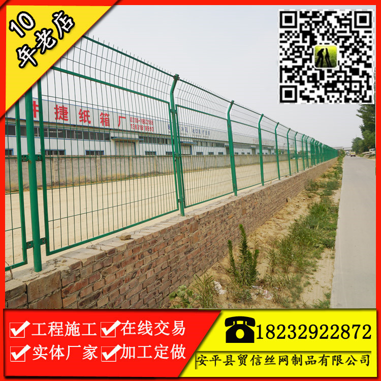 景區(qū)道路鐵絲隔離柵，高速公路安全圍欄網(wǎng)施工廠(chǎng)家