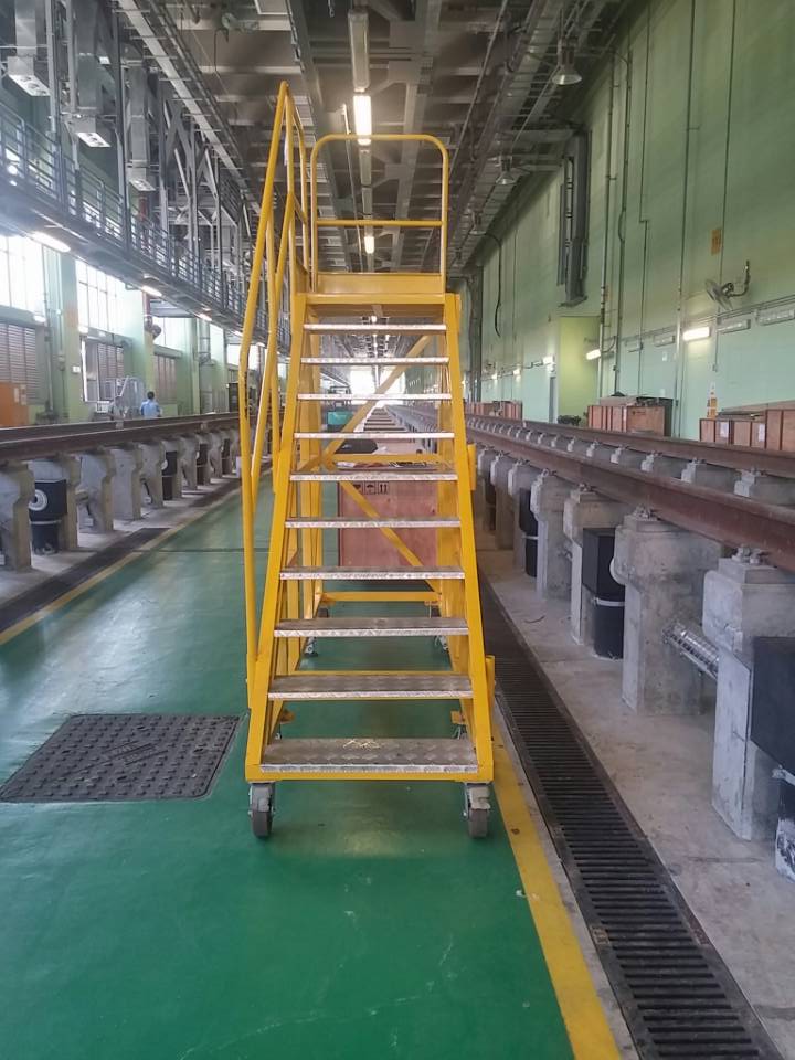 供應(yīng)帶腳輪登高車(chē)_塘下涌車(chē)間注塑機(jī)加料登高車(chē)_廠家按尺寸定做