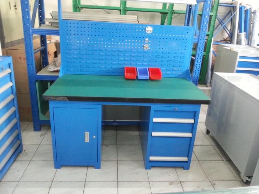 直銷車間工作臺(tái)_帶掛板工具整理工作臺(tái)_常平工作臺(tái)