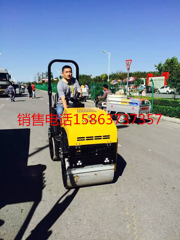 出售全液壓一噸壓路機(jī)駕駛室小型震動(dòng)壓實(shí)機(jī)參數(shù)