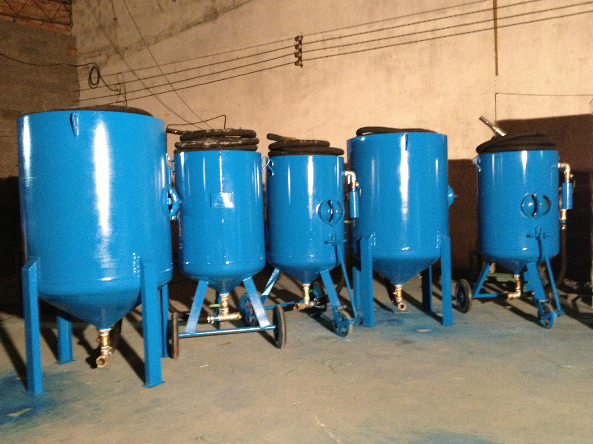 高壓防腐噴砂機(jī) 移動(dòng)式除銹噴砂機(jī) 戶外開(kāi)放式噴砂機(jī)
