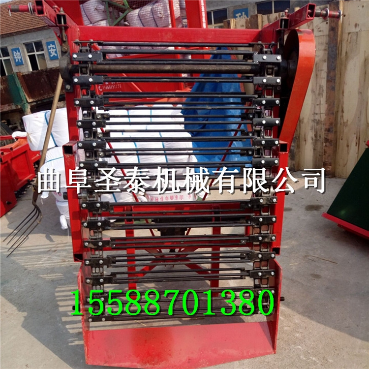 四輪拖拉機(jī)帶動紅薯收獲機(jī)