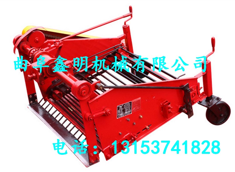 安慶四輪拖拉機(jī)帶紅薯收獲機(jī) 效率高的地下根莖農(nóng)作物收獲機(jī)報(bào)價(jià)