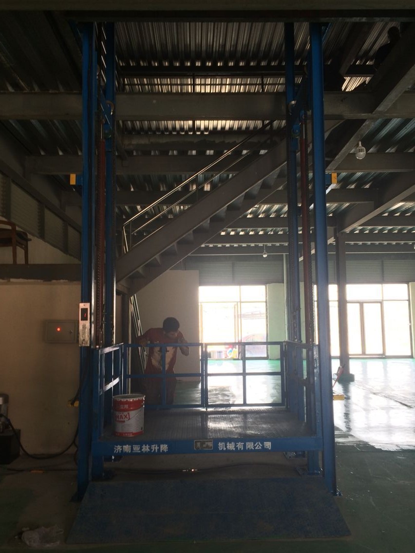湖北貨梯廠家/湖北液壓貨梯生產(chǎn)廠家/武漢導(dǎo)軌式升降貨梯廠家