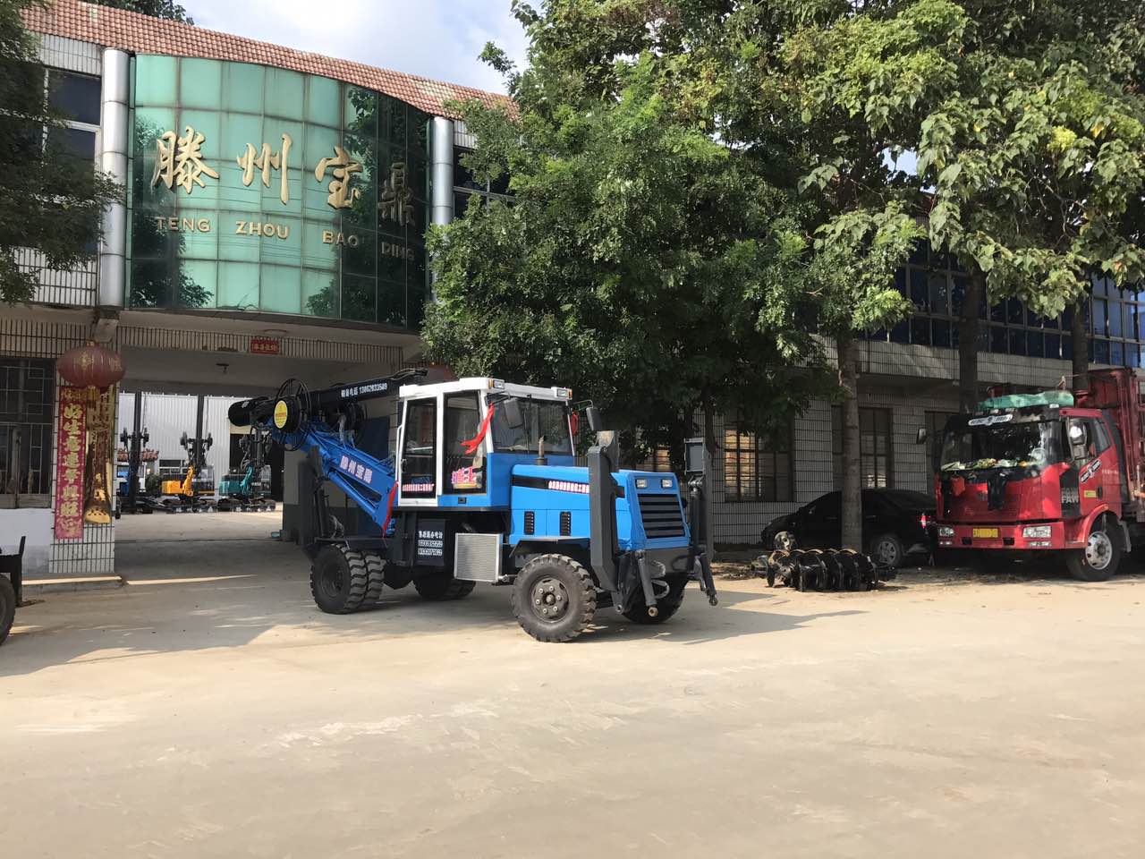 180度輪式旋挖鉆機發(fā)貨現(xiàn)場目的地新疆