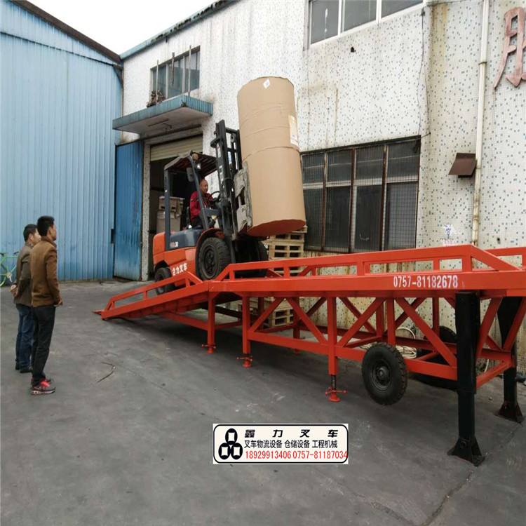 分節(jié)式移動式登車橋機械式升降平臺手拉車上下貨