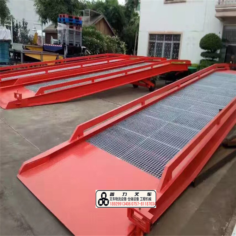 出售國外款登車橋鋼格板材料升降平臺(tái)集裝箱上貨平臺(tái)