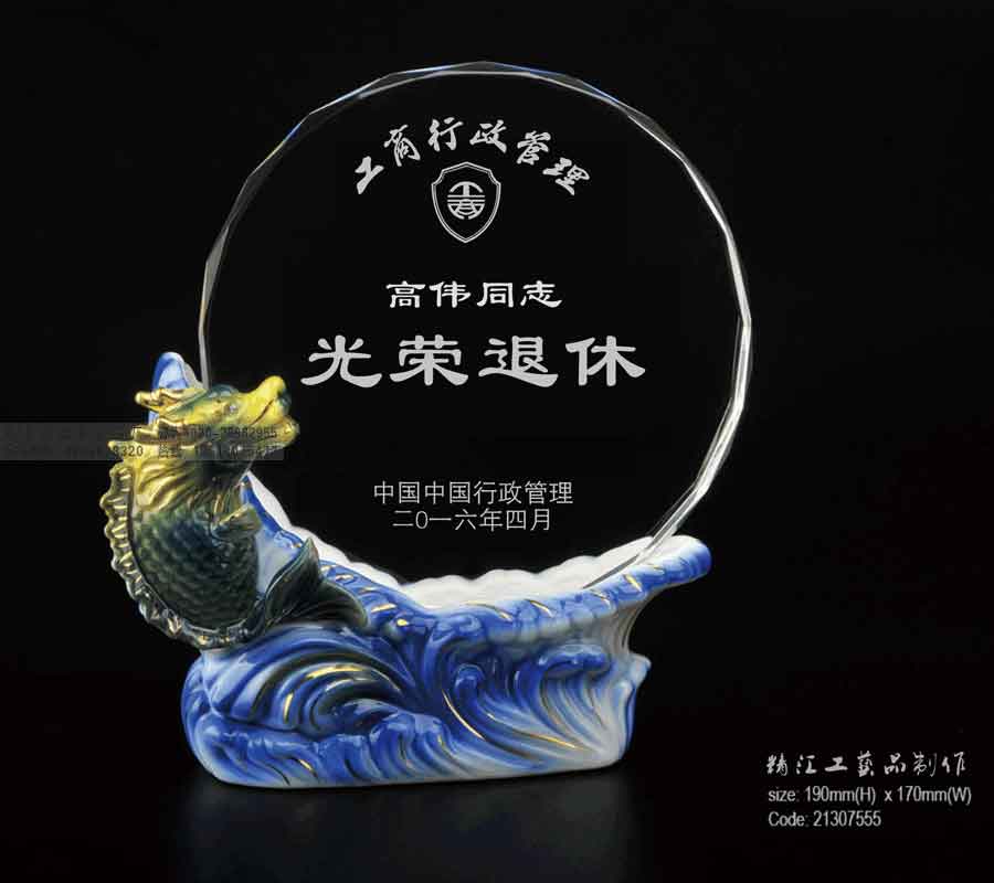 單位老員工退休紀(jì)念品做什么好，酒泉老員工榮休留念品，水晶紀(jì)念品定做