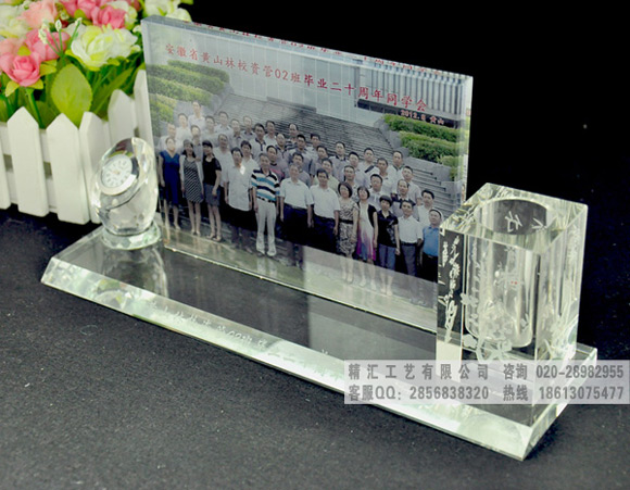 西安哪里可以定做同學(xué)聚會紀念品，老同學(xué)會水晶紀念冊定做廠家