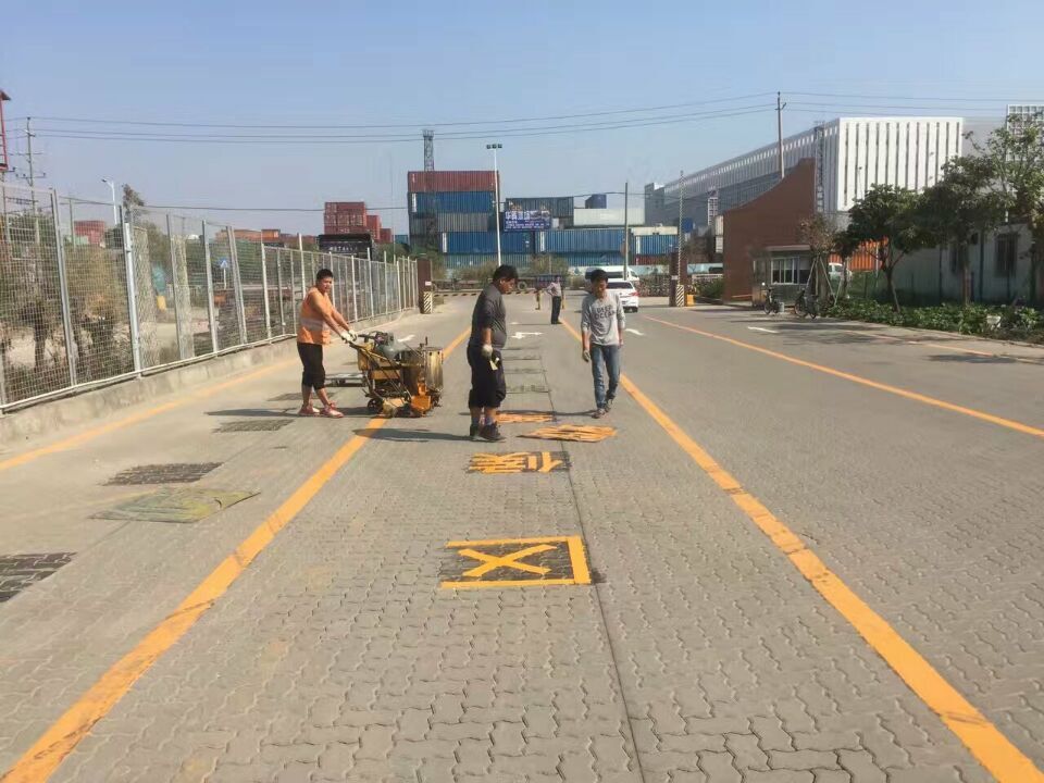惠州亞興停車場(chǎng)劃線施工/惠州道路邊車位劃線有強(qiáng)大的施工隊(duì)伍