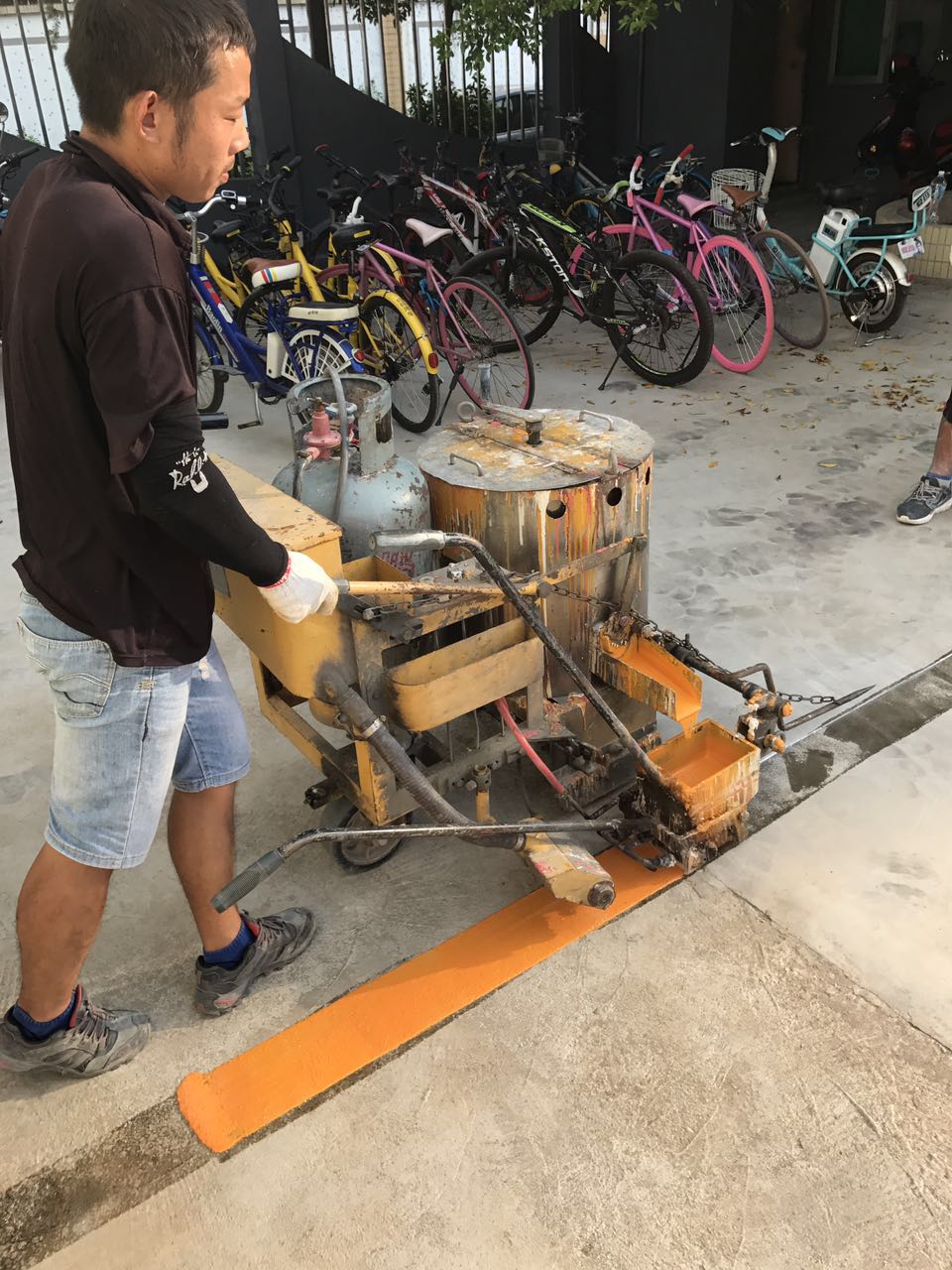 供停車位劃線標(biāo)線施工隊(duì)  深圳亞興劃車位線 熱熔車位劃線