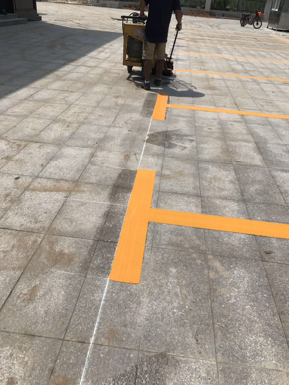 廣州交通設(shè)施廠家，停車(chē)場(chǎng)設(shè)施，道路標(biāo)線專(zhuān)業(yè)的施工現(xiàn)場(chǎng)圖