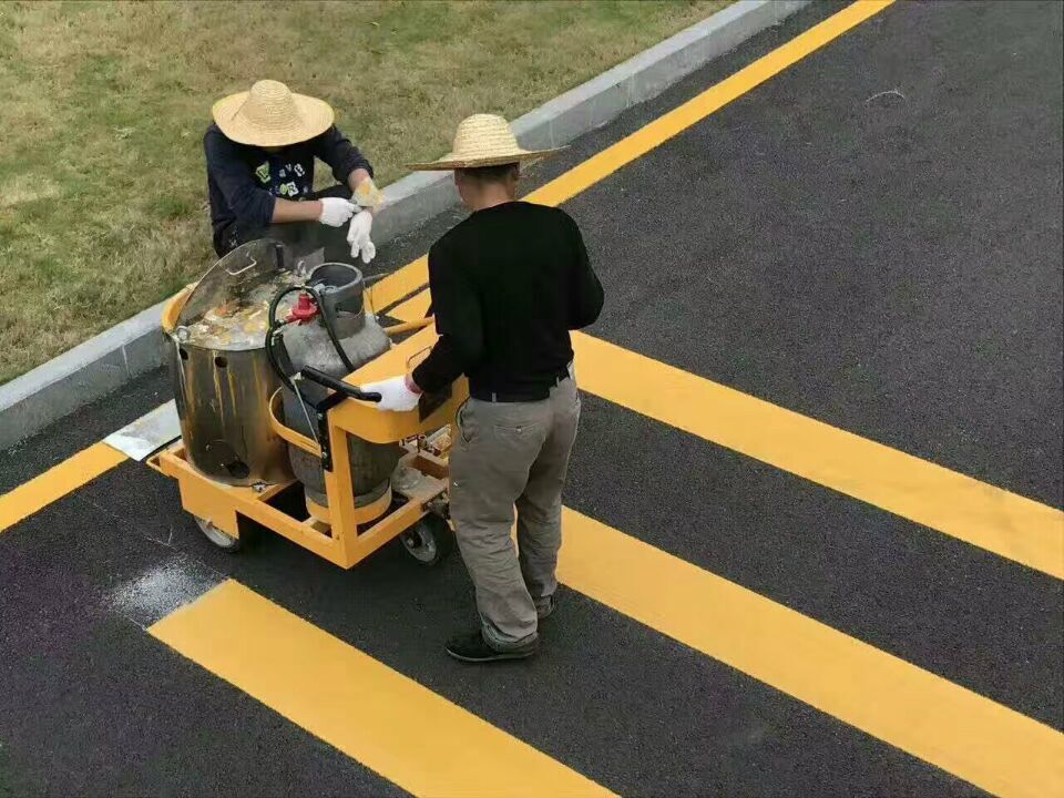 承接交通設(shè)施工程、停車(chē)場(chǎng)工程、專(zhuān)業(yè)劃線(xiàn)設(shè)計(jì)