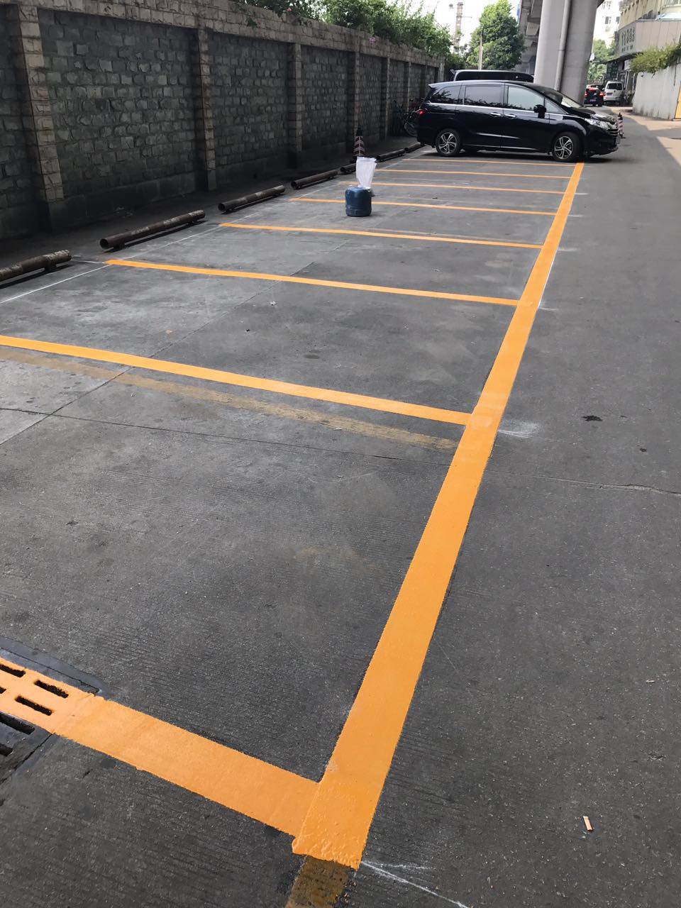 東莞交通設(shè)施劃線公司 廣州停車位畫線價格瀝青道路劃網(wǎng)格線