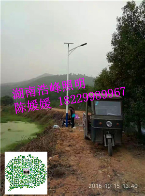新農(nóng)村太陽能路燈價(jià)格長沙LED鋰電池路燈定制