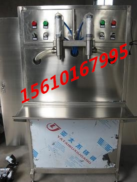 淄博雙頭立式潤(rùn)滑油灌裝機(jī)“沃發(fā)”德州雙頭立式尿素液灌裝機(jī)