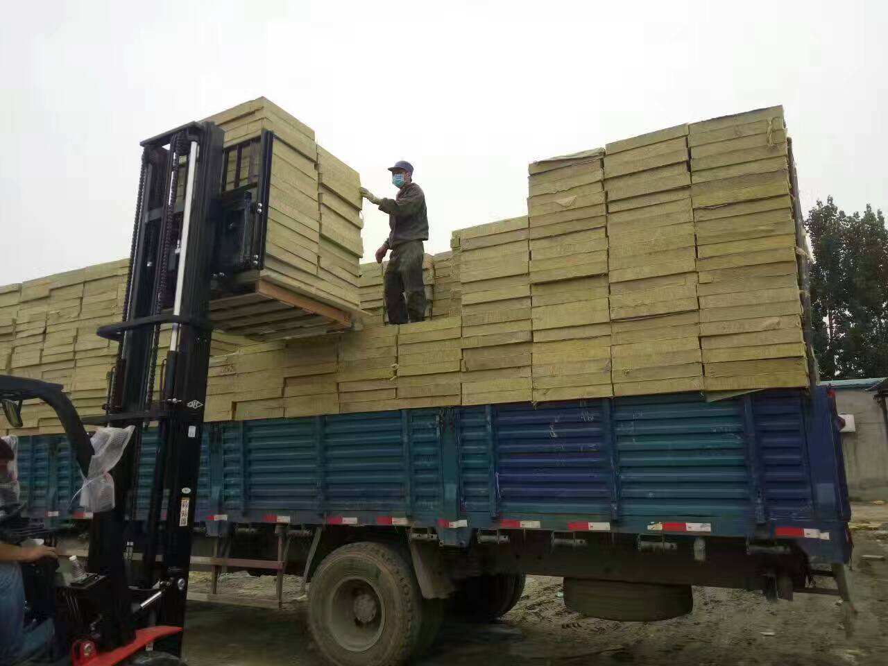 外墻巖棉板、復(fù)合巖棉板價格