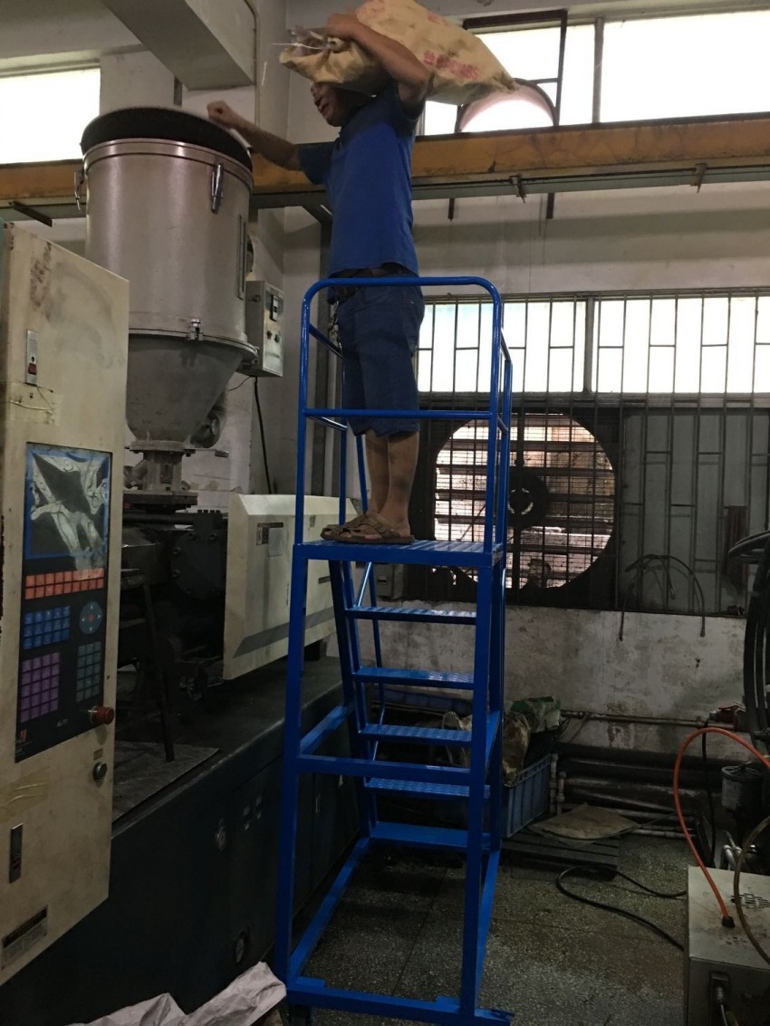供應(yīng)梅州上料登高車 陽江取貨登高梯 佛山帶護欄安全登高梯