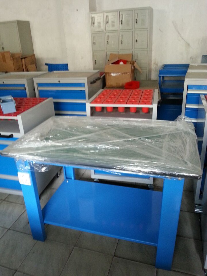 供應(yīng)防火板工作桌，鐵板合成面工作桌，百利豐公司可按規(guī)格定做