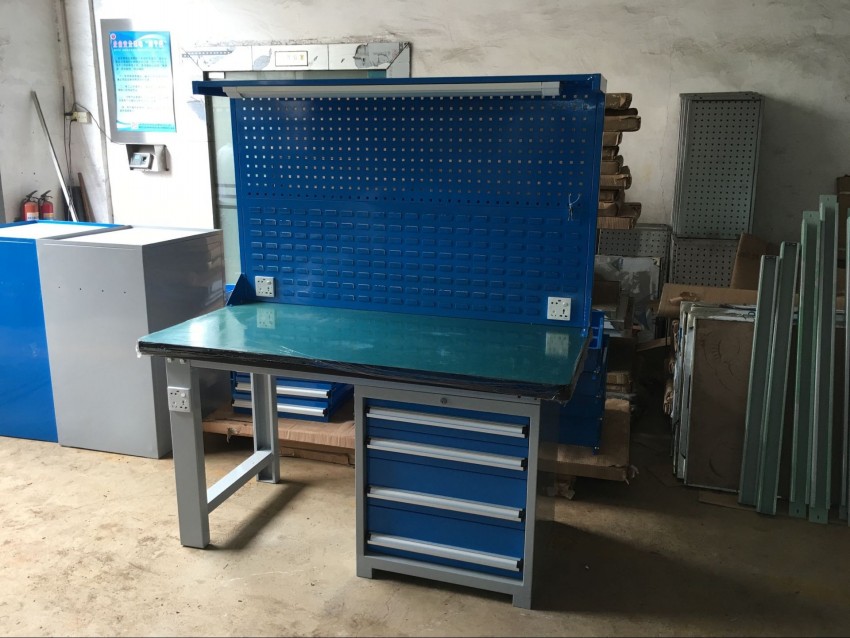直銷龍華復(fù)合板臺(tái)面工作臺(tái)，帶掛板工具擺放工作臺(tái)，廠家優(yōu)惠價(jià)