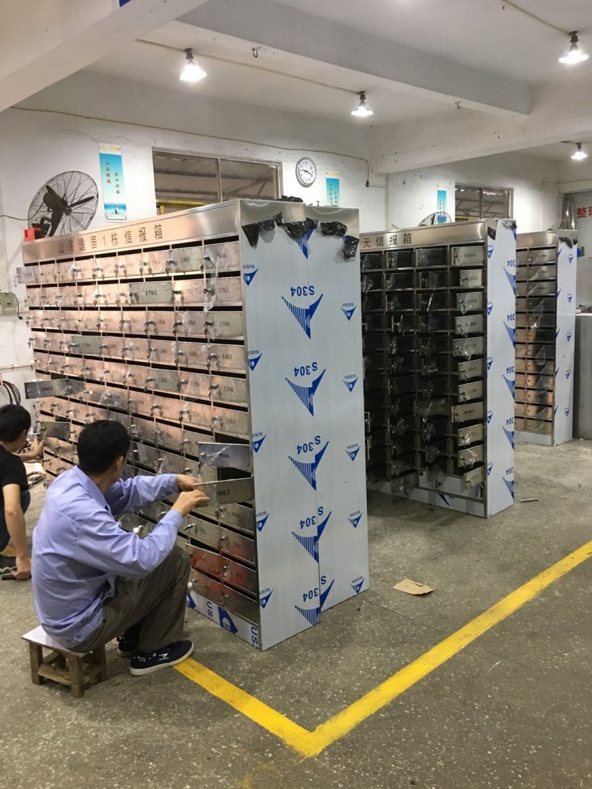 定制不銹鋼新報柜儲物柜廠家，50門新報柜價格