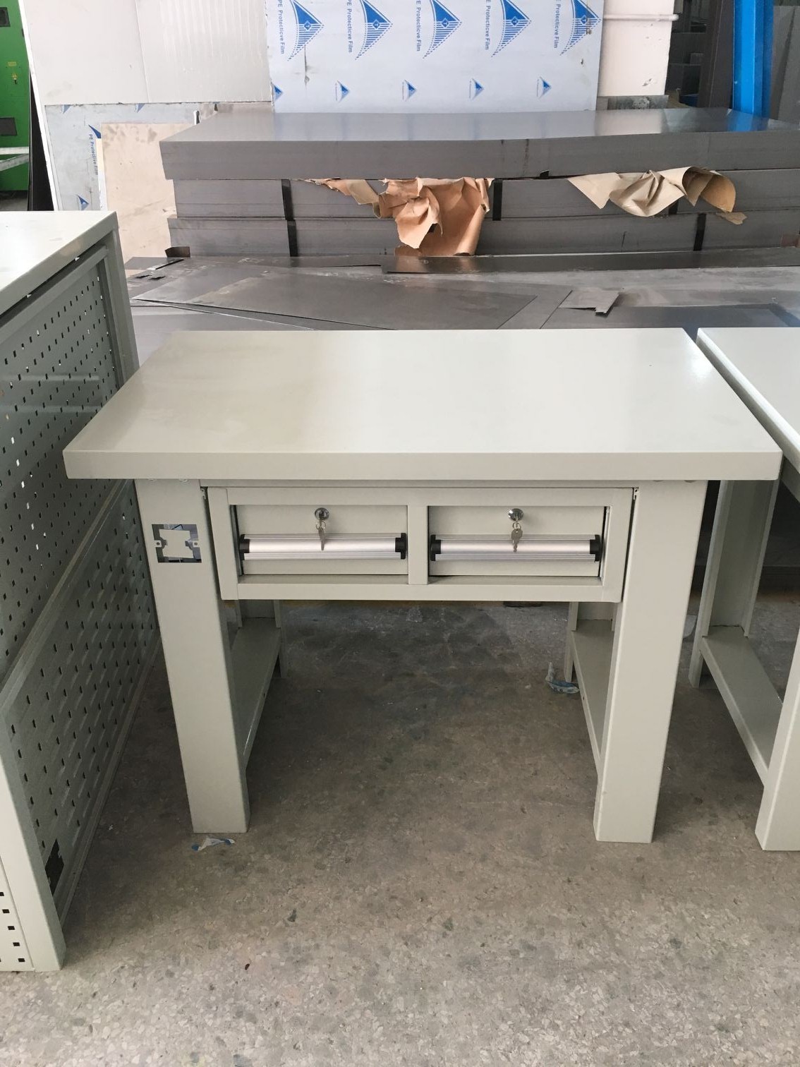 定制車間鐵板桌面工作臺(tái)，鐵板包面工作臺(tái)，百利豐公司優(yōu)惠價(jià)