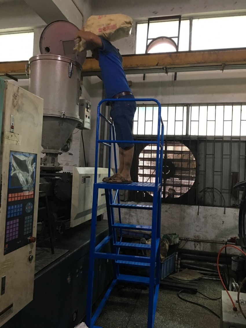 直銷鳳崗登高梯，注塑機(jī)加料登高梯，百利豐公司按規(guī)格定制