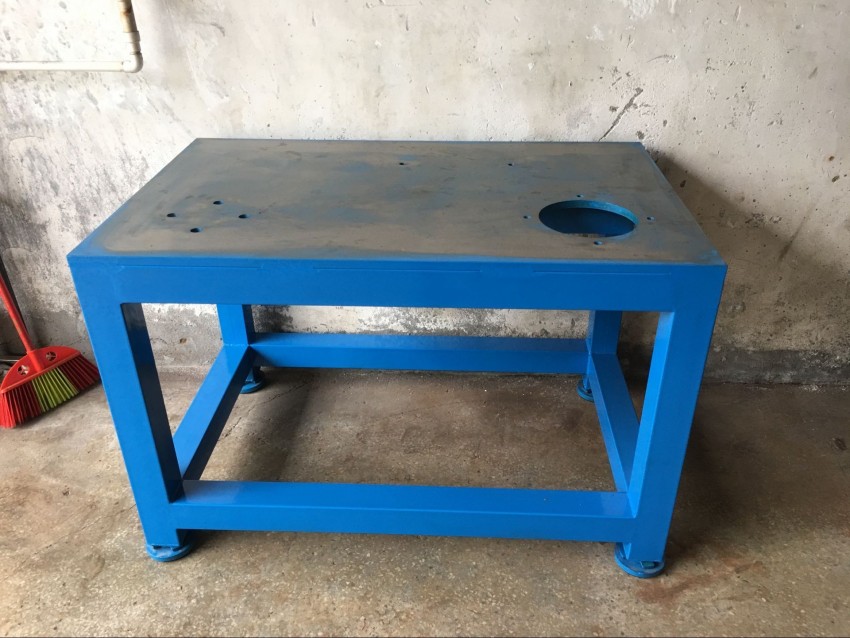 供應(yīng)定制技校工作臺(tái)，鐵板桌面工作臺(tái)，帶抽屜掛板工作臺(tái)