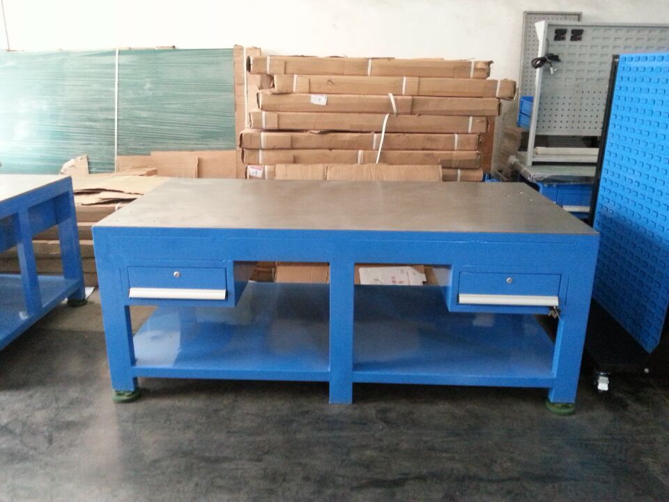 供應(yīng)樓崗鋼板桌面工作臺(tái)，帶二抽鋼板工作臺(tái)，重型工作臺(tái)定做廠家