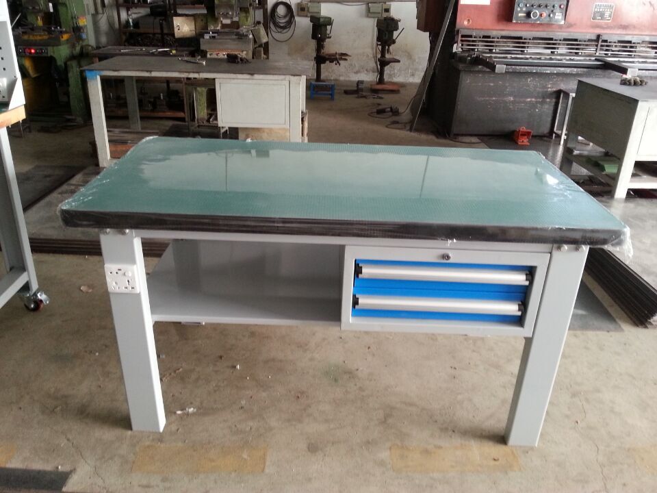 供應(yīng)現(xiàn)貨工作臺，復(fù)合板臺面帶抽屜工作臺，車間維修操作臺