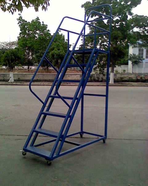 廠家批發(fā)登高車 鐵質(zhì)登高踏步梯 按來圖規(guī)格定制