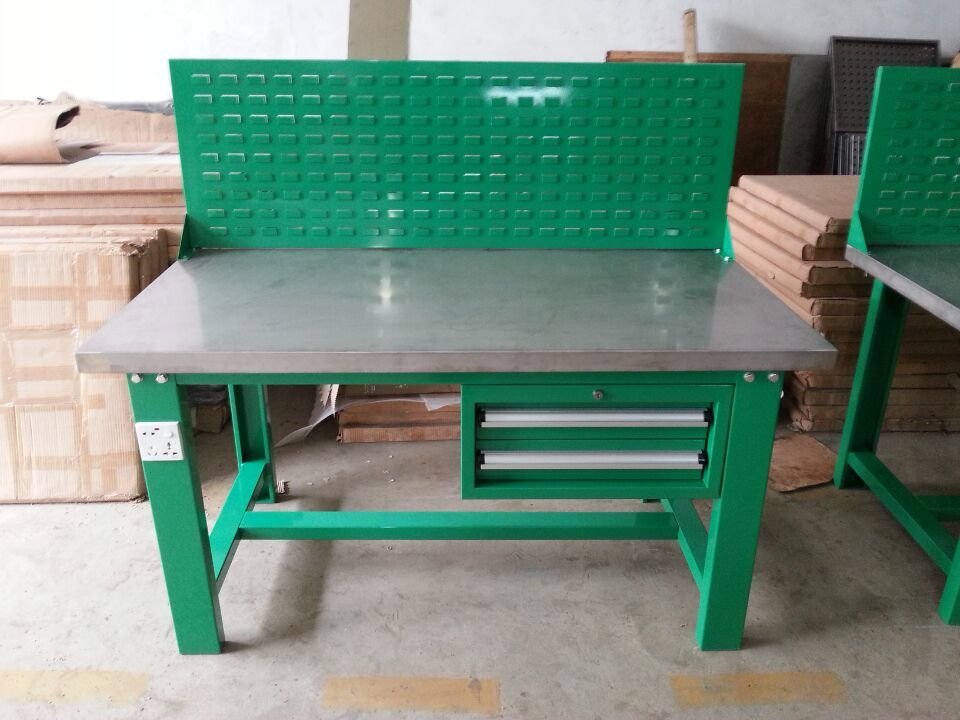 生產(chǎn)不銹鋼桌面鉗工桌 車間帶掛板不銹鋼包面工作桌