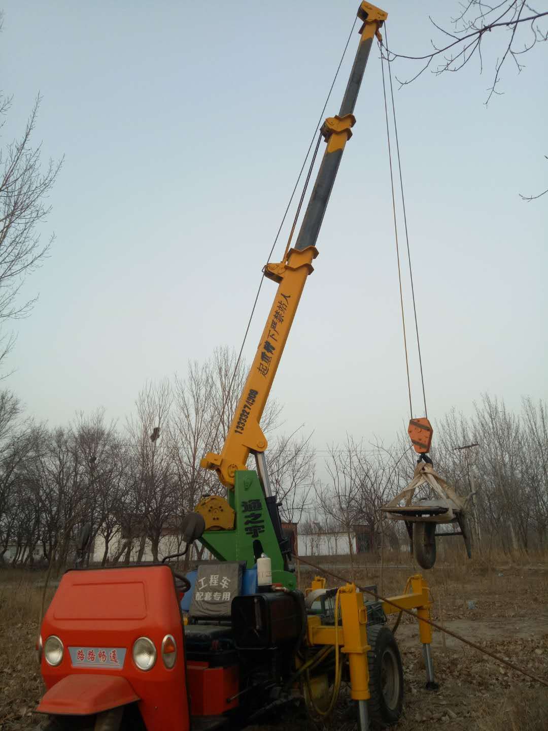 小吊機(jī)小吊車吊運(yùn)機(jī)定做隨車吊小型吊機(jī)小型吊車小型吊運(yùn)機(jī)汽車吊