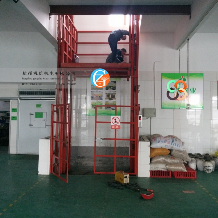 導(dǎo)軌升降貨梯，升高4.8米，載重2噸，平臺(tái)寬1.9米深1.9米