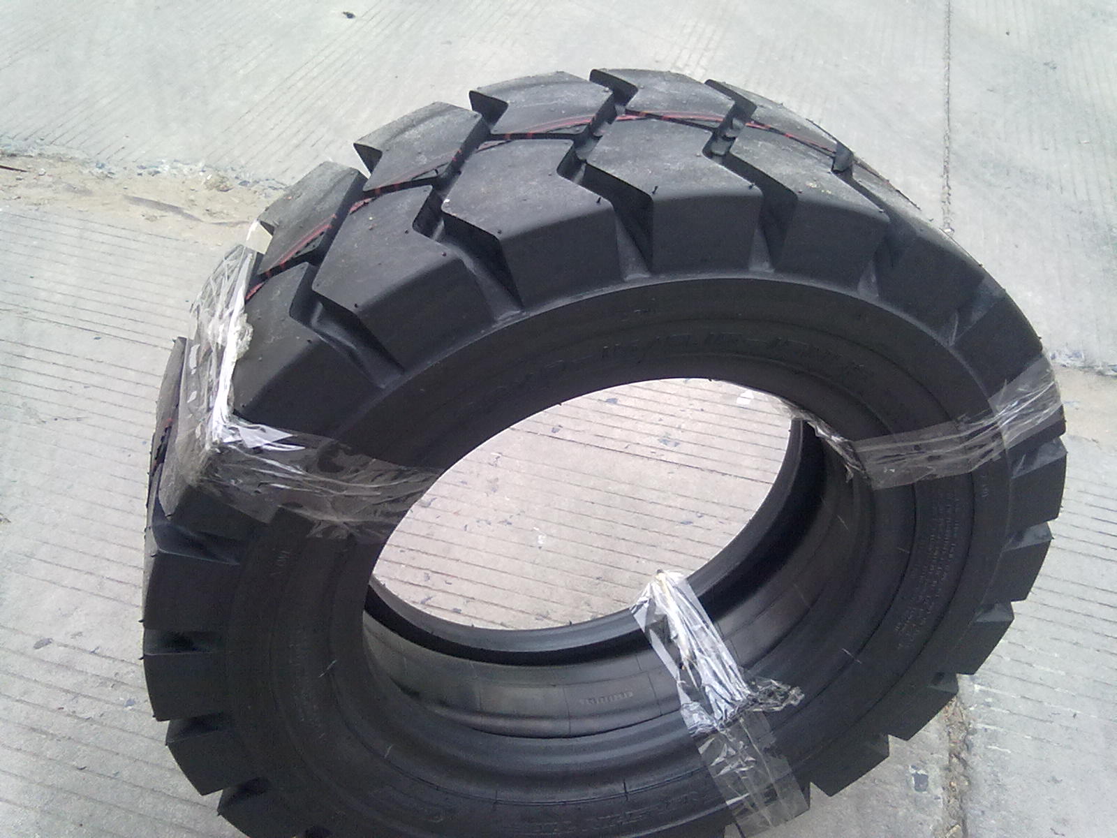 朝陽(yáng)現(xiàn)貨叉車(chē)輪胎型號(hào)齊全28x9-15充氣輪胎報(bào)價(jià)28x9-15正品三包