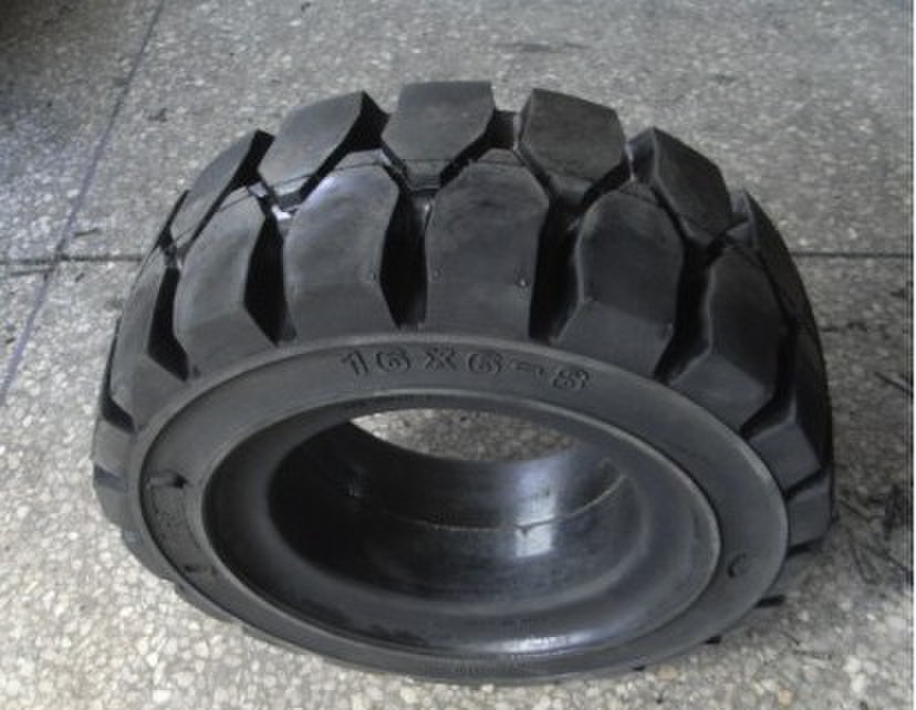 湘西倉(cāng)庫(kù)車(chē)輪胎900-20升降機(jī)輪胎銷(xiāo)售實(shí)心輪胎型號(hào)齊全