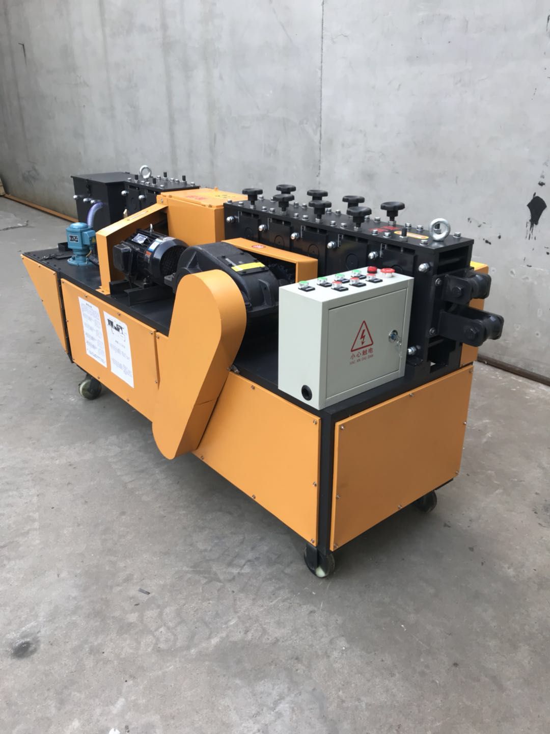 建筑工地廢舊鋼管調(diào)直機(jī) 鋼管刷漆機(jī) 腳手架再次翻新調(diào)直機(jī)